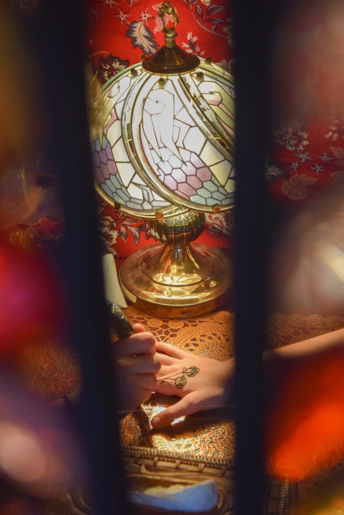Gypsy vibes straattheater act henna tattoos waarzeggen kaartleggen jongleren