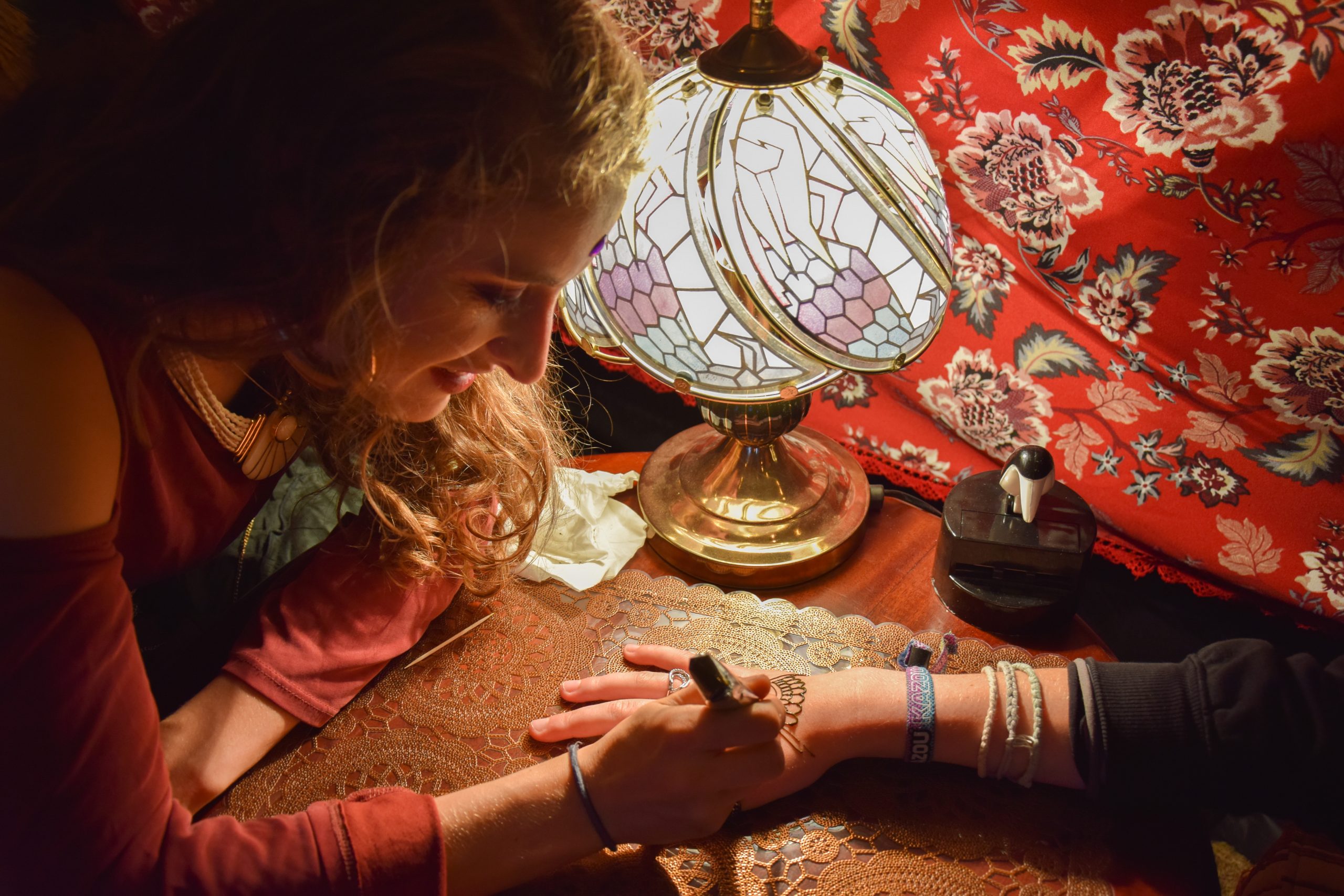 Gypsy vibes straattheater act henna tattoos waarzeggen kaartleggen jongleren