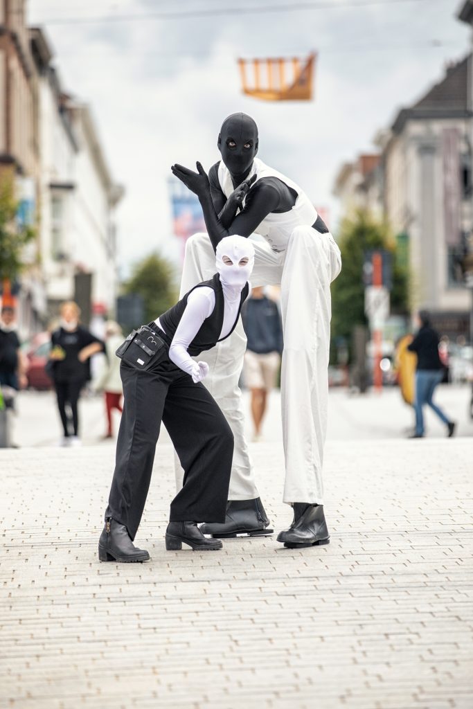 Les Silhouettes Straattheater act silhouette knippen