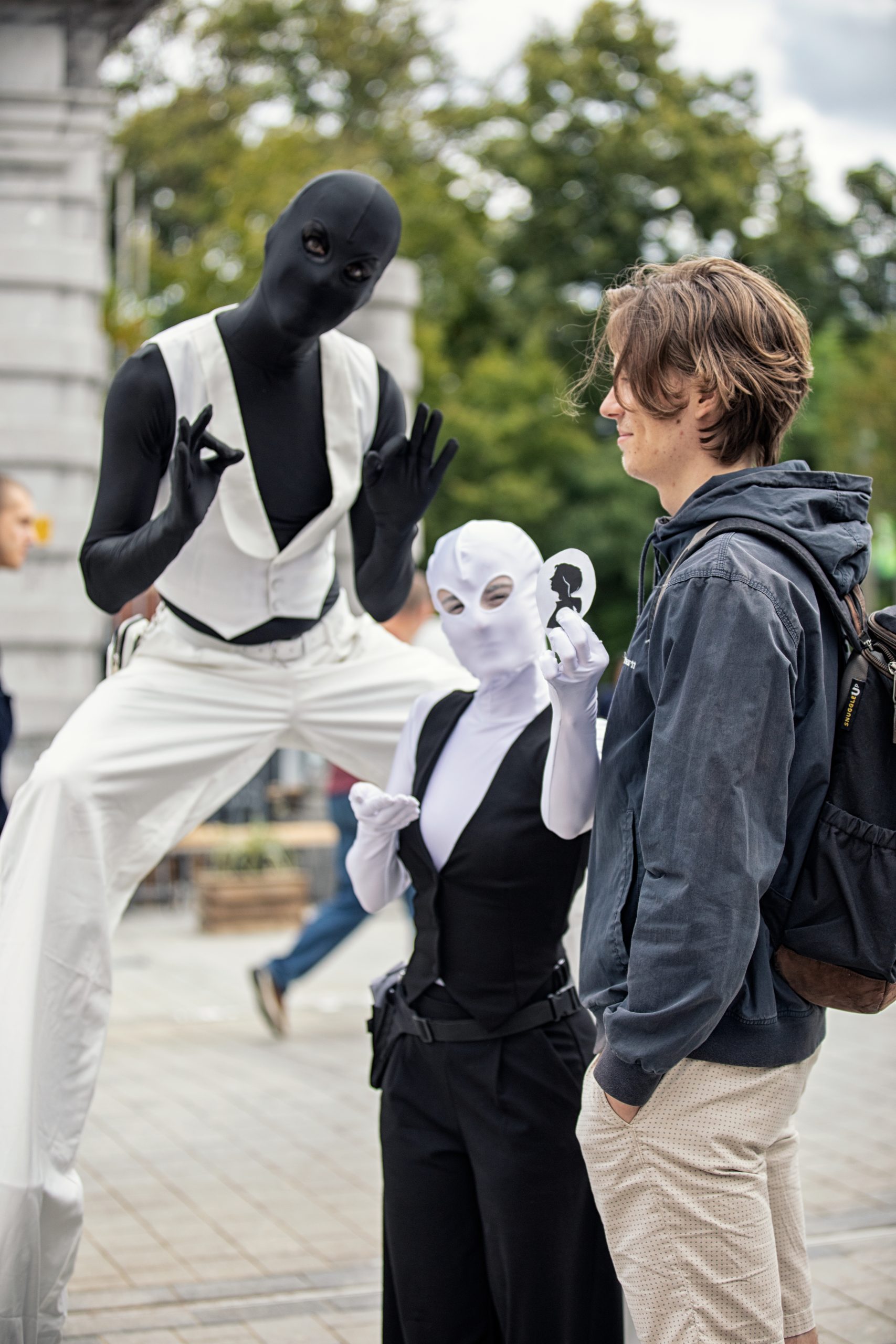 Les Silhouettes Straattheater act silhouette knippen
