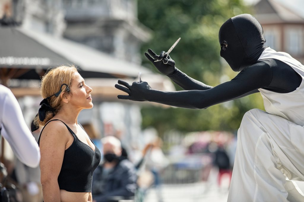 Les Silhouettes Straattheater act silhouette knippen