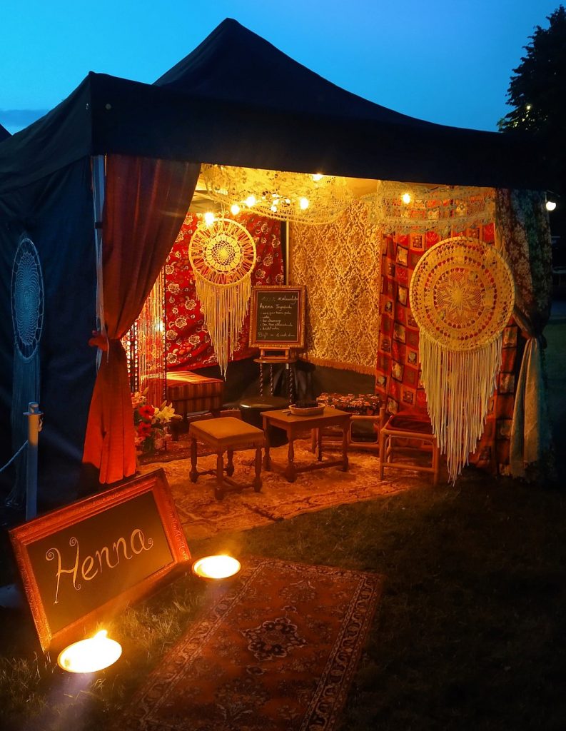 Gypsy vibes straattheater act henna tattoos waarzeggen kaartleggen jongleren