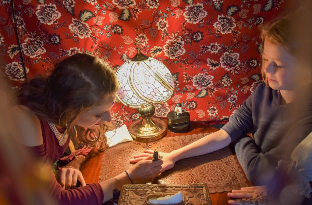 Gypsy vibes straattheater act henna tattoos waarzeggen kaartleggen jongleren