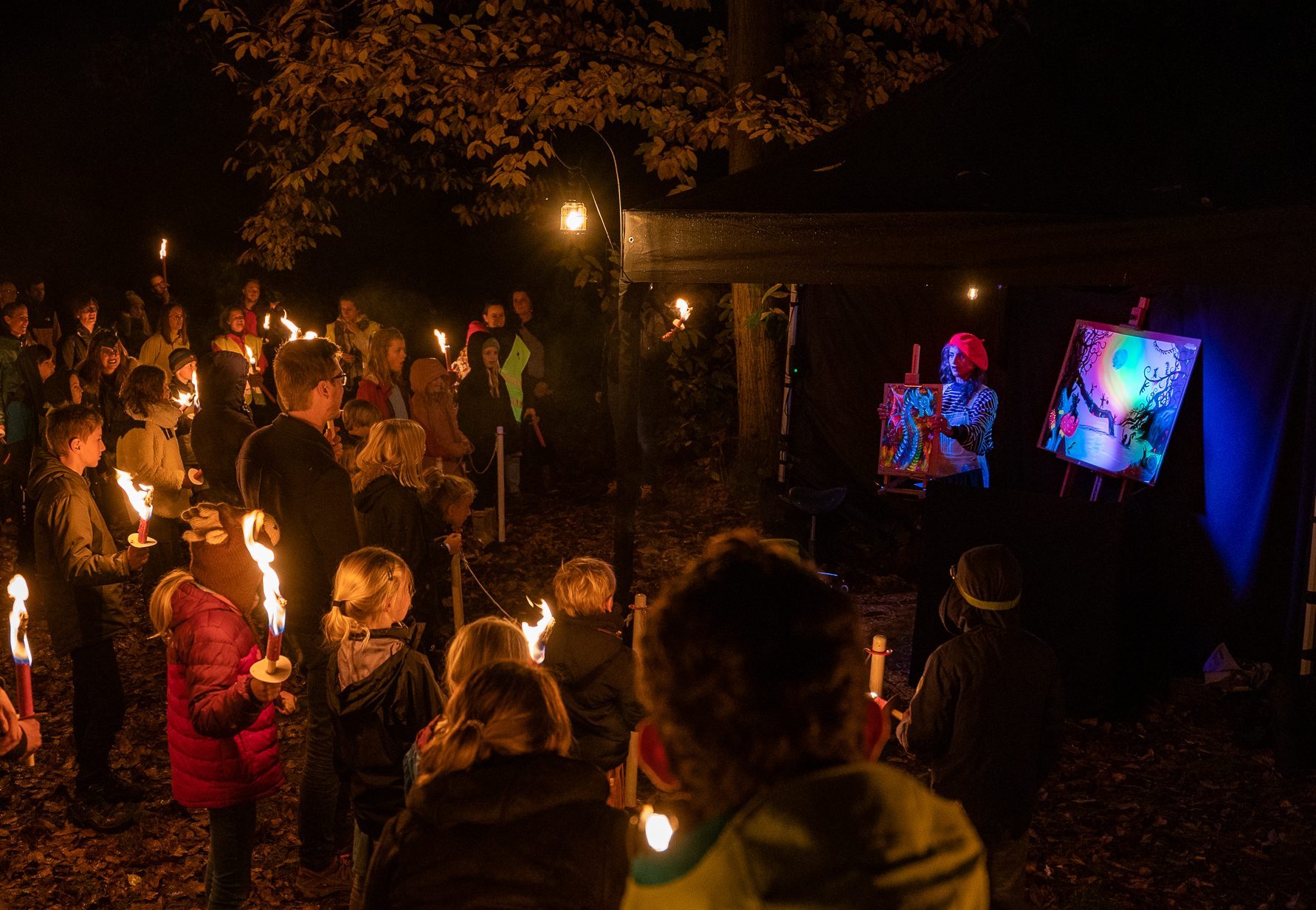 Painted light Straattheater act winter lichtjestocht winterwandeling